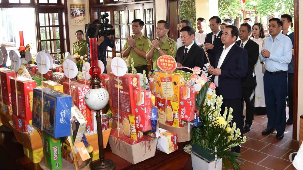 Lễ dâng hương tưởng nhớ Chủ tịch Hồ Chí Minh tại Đền thờ Bác Hồ trên đỉnh núi Vua, Vườn Quốc gia Ba Vì. Ảnh: VGP