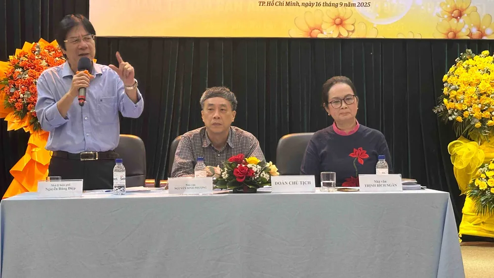 Đoàn Chủ tịch hội thảo. Từ trái qua: nhà phê bình Nguyễn Đăng Điệp, nhà văn Nguyễn Bình Phương và nhà văn Trịnh Bích Ngân