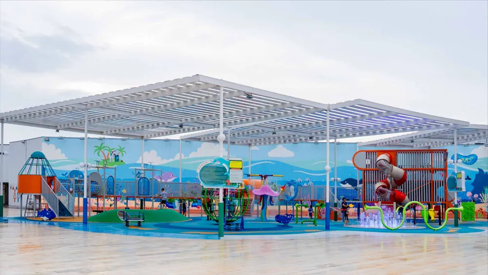 Sky Park - khu vui chơi trên tầng thượng với không gian thoáng mát, có sân chơi nước hiện đại