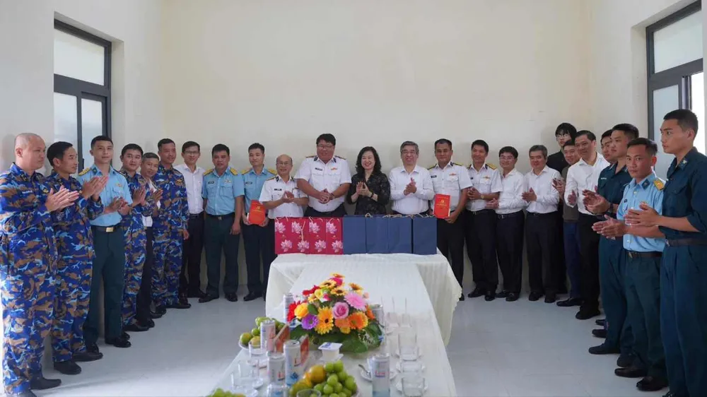 Bộ trưởng Bộ Y tế Đào Hồng Lan và lãnh đạo Thành ủy TPHCM tặng quà cho cán bộ, chiến sĩ đang công tác tại 2 trạm ra đa ở đặc khu Côn Đảo