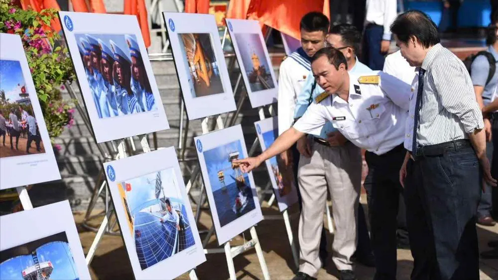 Các đại biểu tham quan triển lãm ảnh nghệ thuật