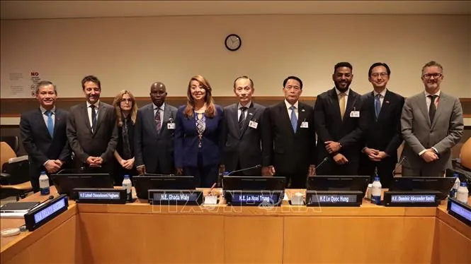 Các đồng chủ tọa, diễn giả, đại diện quốc tế tham dự buổi lễ. Ảnh: TTXVN