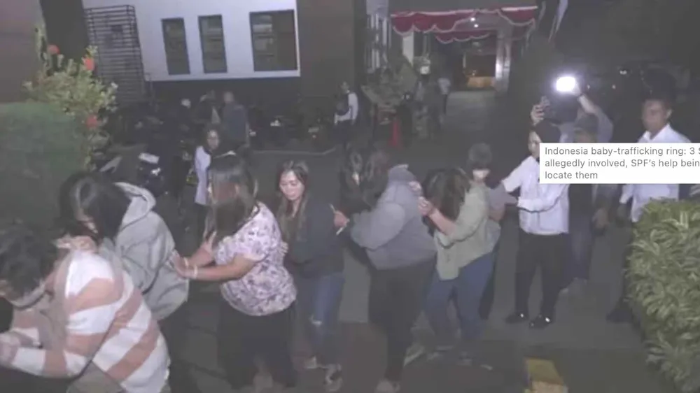 Các nghi phạm tham gia đường dây buôn bán trẻ sơ sinh tại tỉnh Tây Java (Indonesia). Ảnh: CNA
