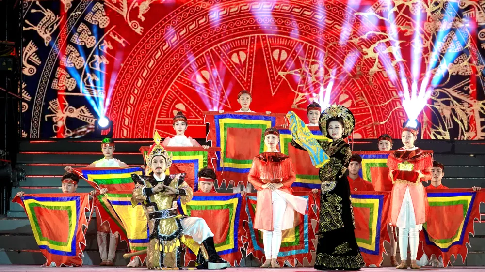 NSND Quế Trân và NS Nguyễn Văn Hợp trong tiết mục ca cảnh "Sáng đèn - Những trang sử Lạc Hồng". Ảnh: THÚY BÌNH