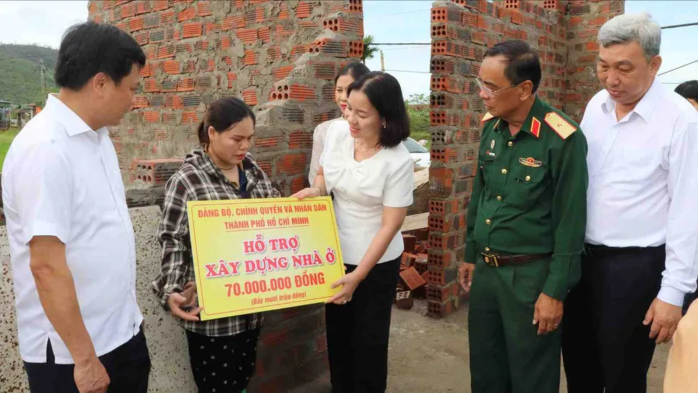 Phó Chủ tịch Thường trực Ủy ban MTTQ Việt Nam TPHCM Trương Thị Bích Hạnh trao số tiền 70 triệu đồng hỗ trợ bà Nguyễn Thị Phượng