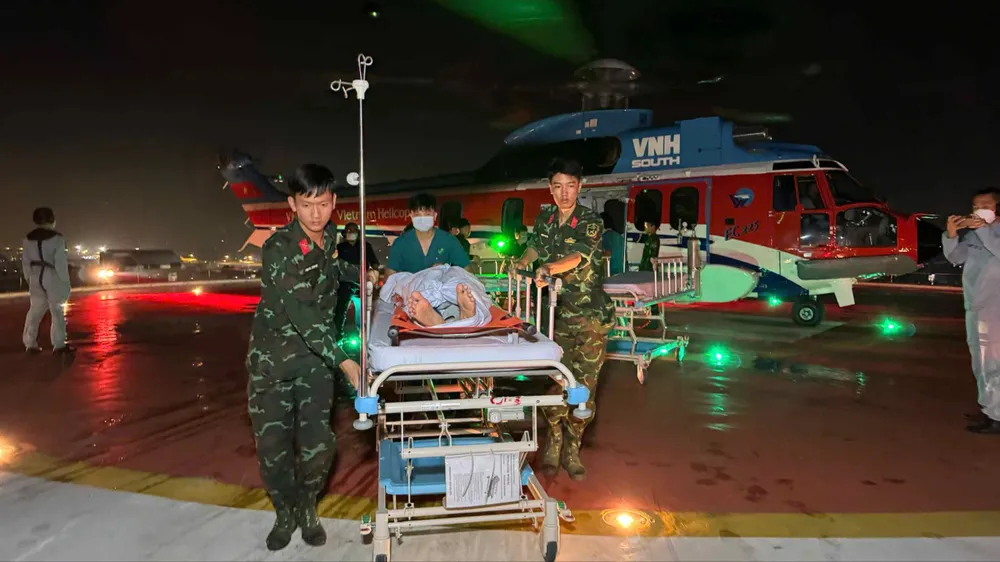 Đội ngũ y tế Bệnh viện Quân y 175 vận chuyển người bệnh từ sân đỗ trực thăng vào Khoa cấp cứu để điều trị