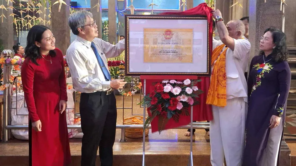 Trao bằng công nhận Đền Bà Mariamman là di tích kiến trúc, nghệ thuật cấp thành phố