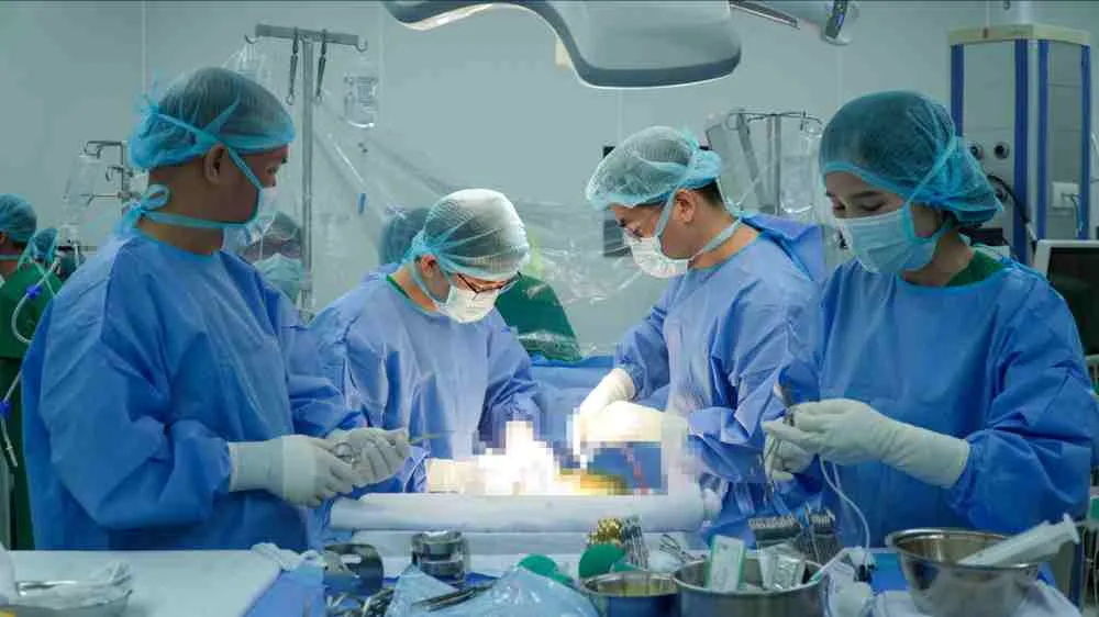Các bác sĩ phẫu thuật ghép gan cho người bệnh