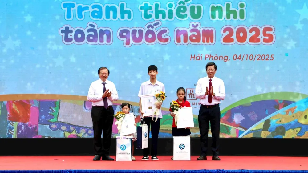 Trao giải cho các tác phẩm xuất sắc của cuộc thi. Ảnh: VIỆT CƯỜNG