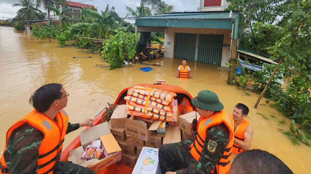 Cứu trợ đồng bào vùng bão lũ. Ảnh: DUY CƯỜNG
