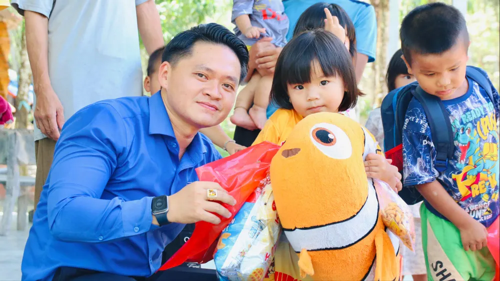 Ban tổ chức tặng quà trung thu cho trẻ em Khu K900