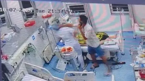 Camera ghi lại hành vi người đàn ông dùng tay đánh nhân viên y tế