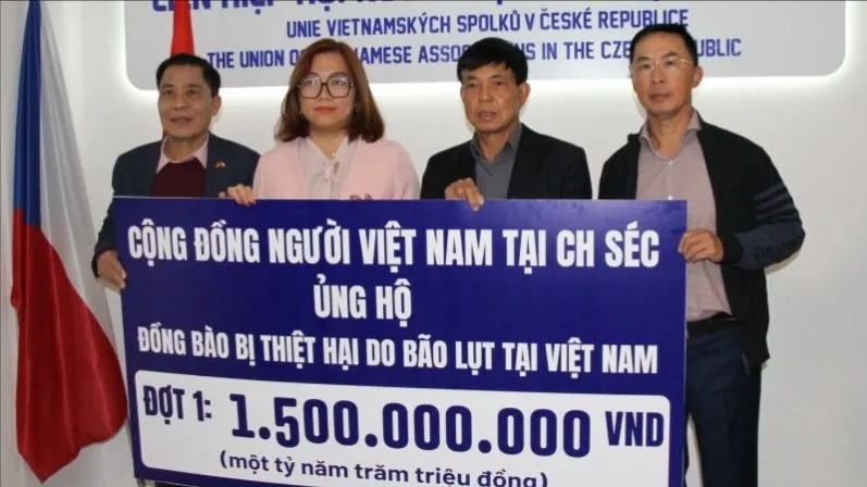 Người Việt Nam tại Czech ủng hộ đồng bào bị ảnh hưởng bởi bão lụt. Ảnh: SECVIET.CZ