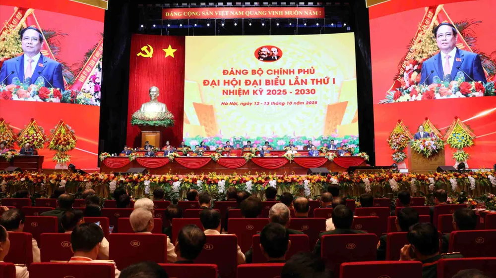 Thủ tướng Phạm Minh Chính phát biểu tại đại hội, sáng 13-10. Ảnh QUANG PHÚC.jpg