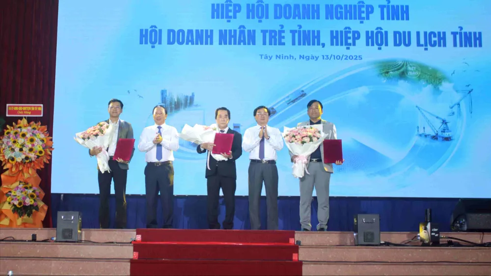 Lãnh đạo tỉnh Tây Ninh trao quyết định thành lập, hợp nhất các tổ chức, hiệp hội doanh nghiệp, doanh nhân của tỉnh Tây Ninh