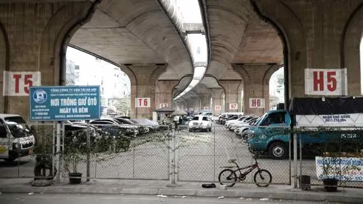 Một nơi trông giữ xe dưới gầm cầu