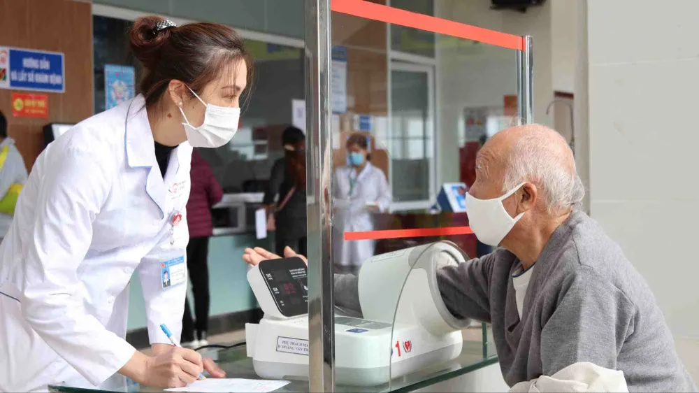 Người cao tuổi khám bệnh tại một cơ sở y tế