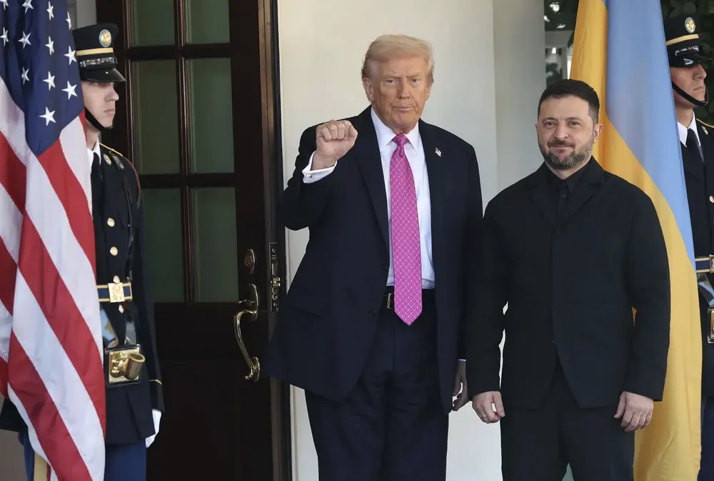 Tổng thống Mỹ Donald Trump chào đón Tổng thống Volodymyr Zelensky tại Washington, D.C., ngày 17-10-2025. Ảnh: GETTY IMAGES 