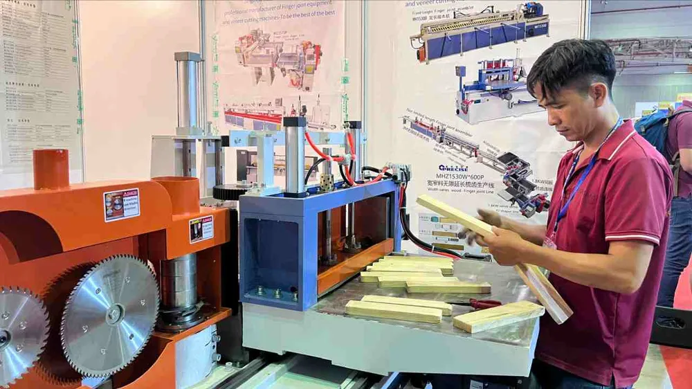 Doanh nghiệp chế biến gỗ Việt Nam giới thiệu công nghệ mới tại Hội chợ quốc tế đồ gỗ và mỹ nghệ xuất khẩu Việt Nam - VIFA EXPO 2025. Ảnh: HOÀNG HÙNG