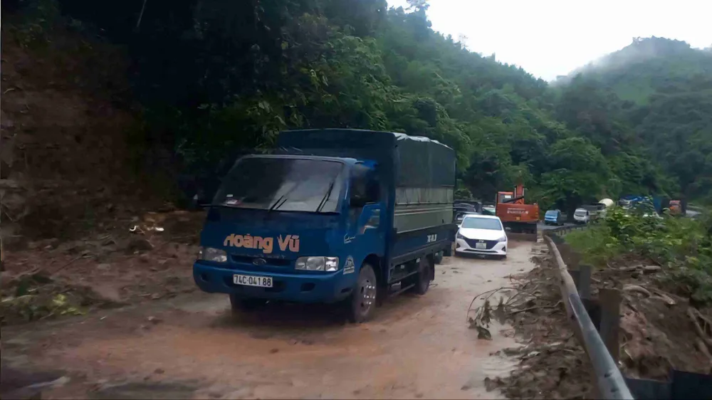 Đường Hồ Chí Minh nhánh Tây qua xã Tà Rụt, tỉnh Quảng Trị được khắc phục thông tuyến tạm thời vào sáng 17-10