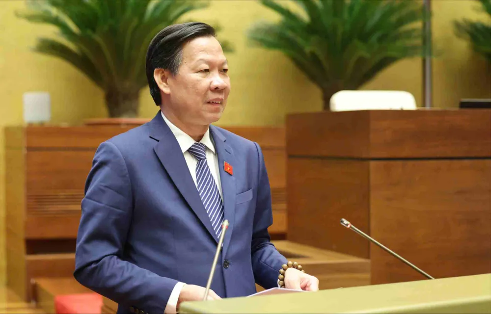 Chủ nhiệm Ủy ban Kinh tế và Tài chính của Quốc hội Phan Văn Mãi trình bày báo cáo thẩm tra, sáng 20-10. Ảnh: QUANG PHÚC