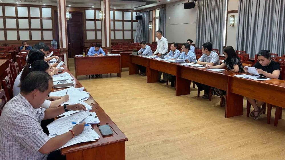 Tổ Công tác 1645 làm việc với các chủ đầu tư nhằm tháo gỡ vướng mắc cấp sổ hồng cho người mua. Ảnh: THANH HIỀN