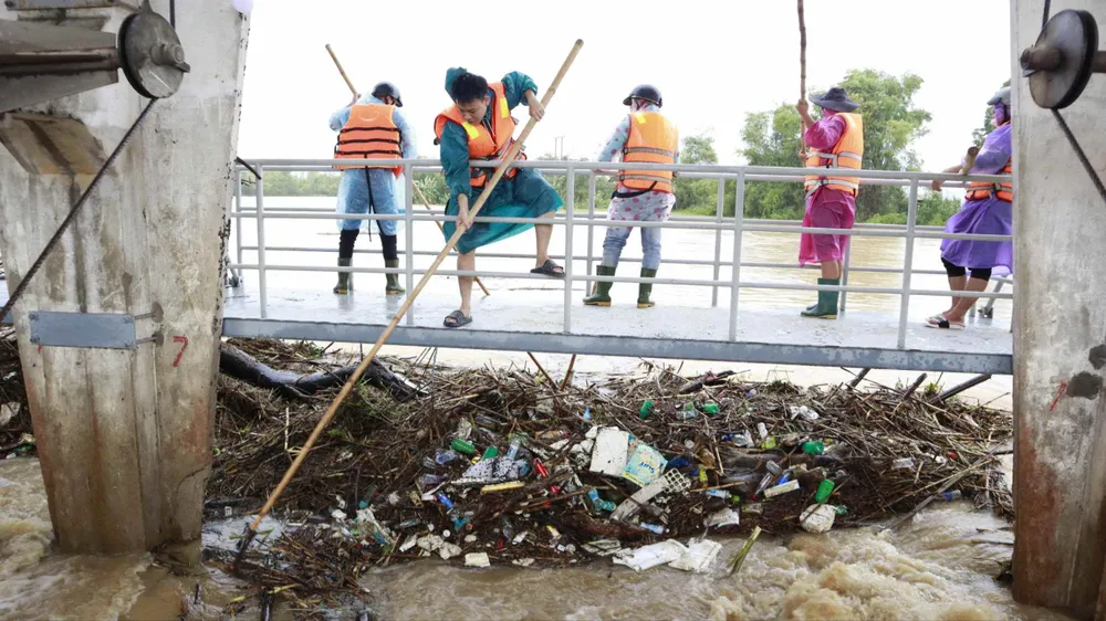 Lực lượng chức năng khắc phục sự cố ứ đọng rác