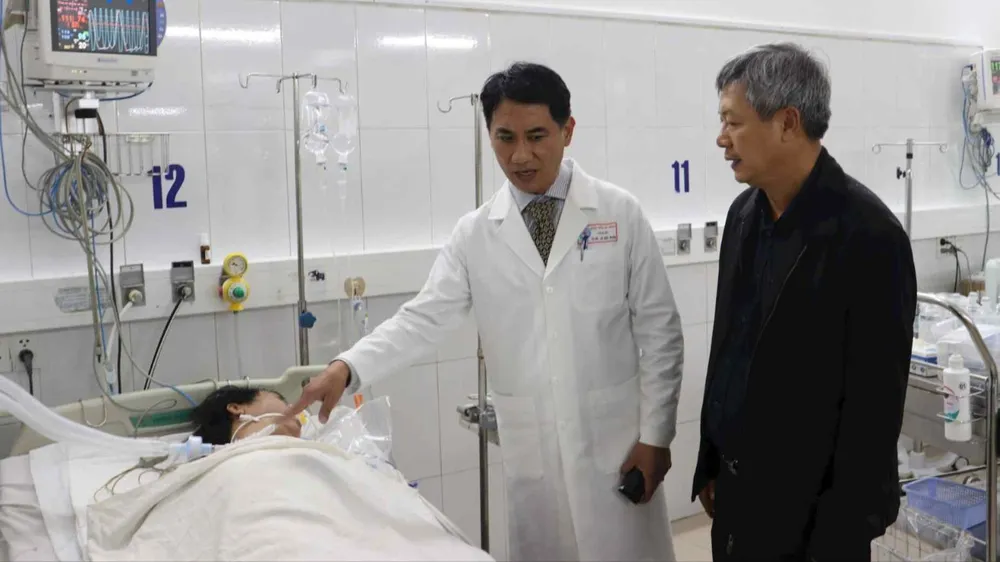 TS.BS. Lê Đức Nhân, Giám đốc Bệnh viện Đà Nẵng báo cáo với lãnh đạo TP Đà Nẵng về tình hình bệnh nhân