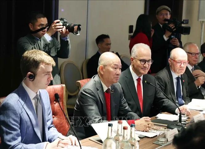 Các chuyên gia công nghệ tại tọa đàm. Ảnh: TTXVN