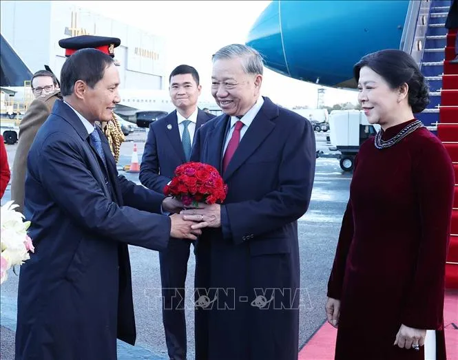 Đại sứ Việt Nam tại Liên hiệp Vương quốc Anh và Bắc Ireland Đỗ Minh Hùng đón Tổng Bí thư Tô Lâm và Phu nhân tại Sân bay London Stansted. Ảnh: TTXVN