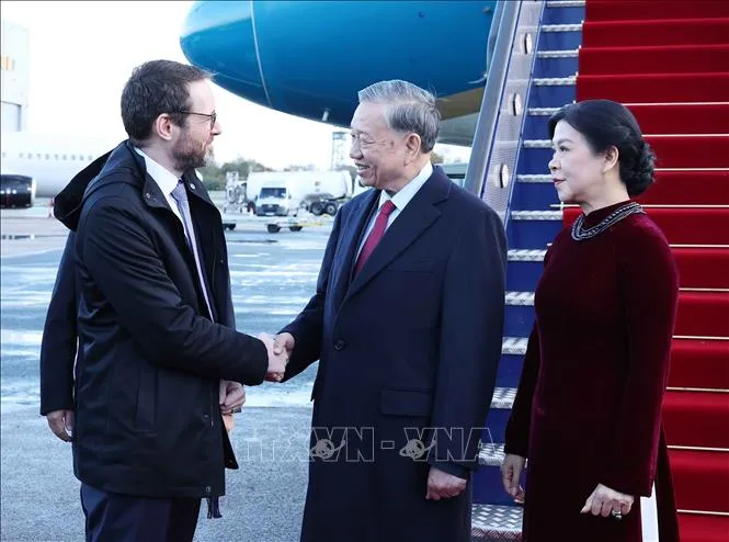 Đại sứ Liên hiệp Vương quốc Anh và Bắc Ireland tại Việt Nam Iain Frew đón Tổng Bí thư Tô Lâm và Phu nhân tại Sân bay London Stansted. Ảnh: TTXVN