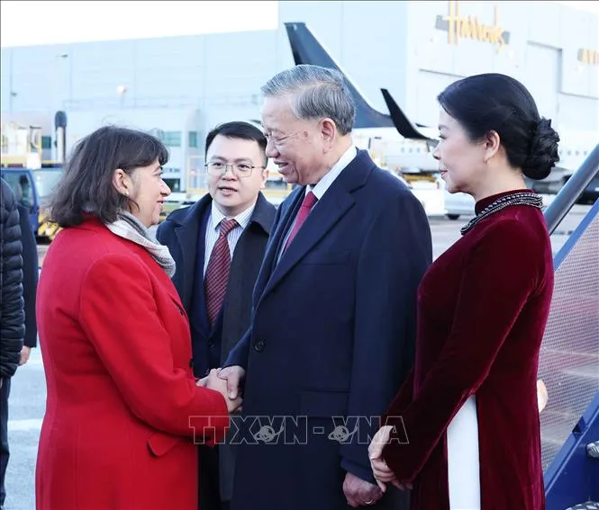 Thứ trưởng Bộ Ngoại giao Seema Malhotra đón Tổng Bí thư Tô Lâm và Phu nhân tại Sân bay London Stansted. Ảnh: TTXVN