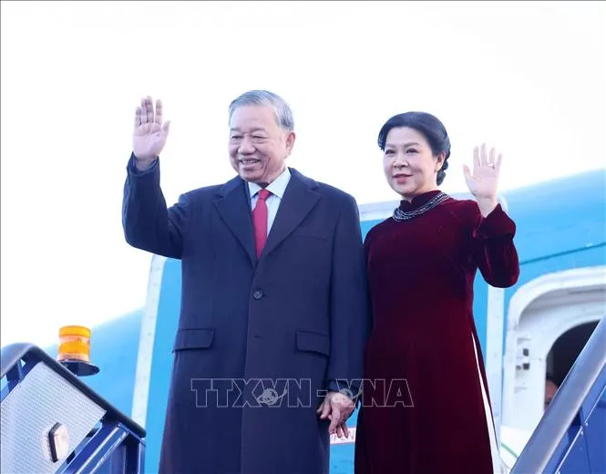 Tổng Bí thư Tô Lâm và Phu nhân đến London, bắt đầu chuyến thăm chính thức Liên hiệp Vương quốc Anh và Bắc Ireland. Ảnh: TTXVN