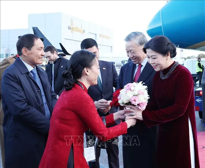 Đại sứ Việt Nam tại Liên hiệp Vương quốc Anh và Bắc Ireland Đỗ Minh Hùng và Phu nhân đón Tổng Bí thư Tô Lâm và Phu nhân tại Sân bay London Stansted. Ảnh: TTXVN