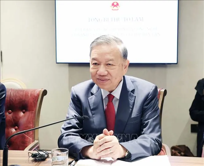 Tổng Bí thư Tô Lâm dự toạ đàm với các chuyên gia công nghệ của Anh và thế giới về AI và chip bán dẫn. Ảnh: TTXVN