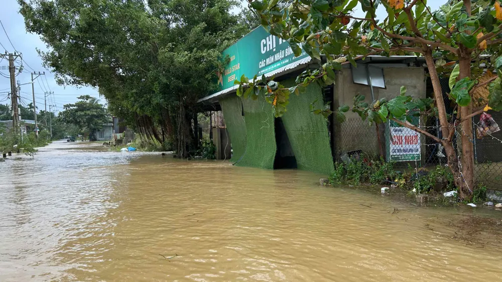 Ngập lụt đường tại thôn Trường Định (phường Hải Vân, TP Đà Nẵng). Ảnh: XUÂN QUỲNH