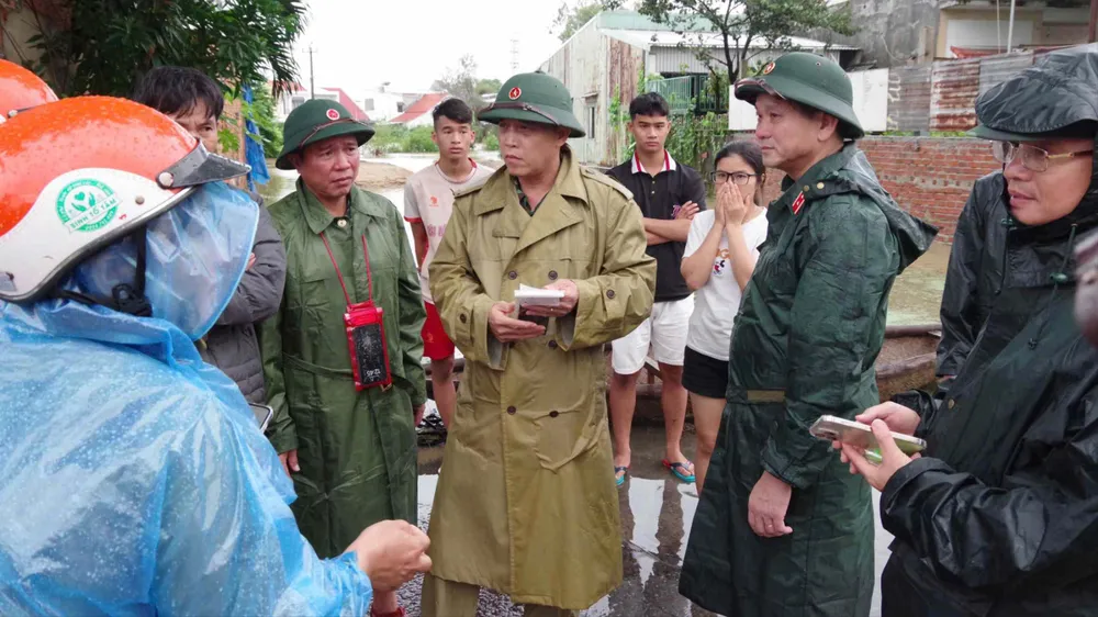 Đoàn công tác Quân khu 5 thăm hỏi tình hình đời sống của nhân dân tại những nơi ngập sâu