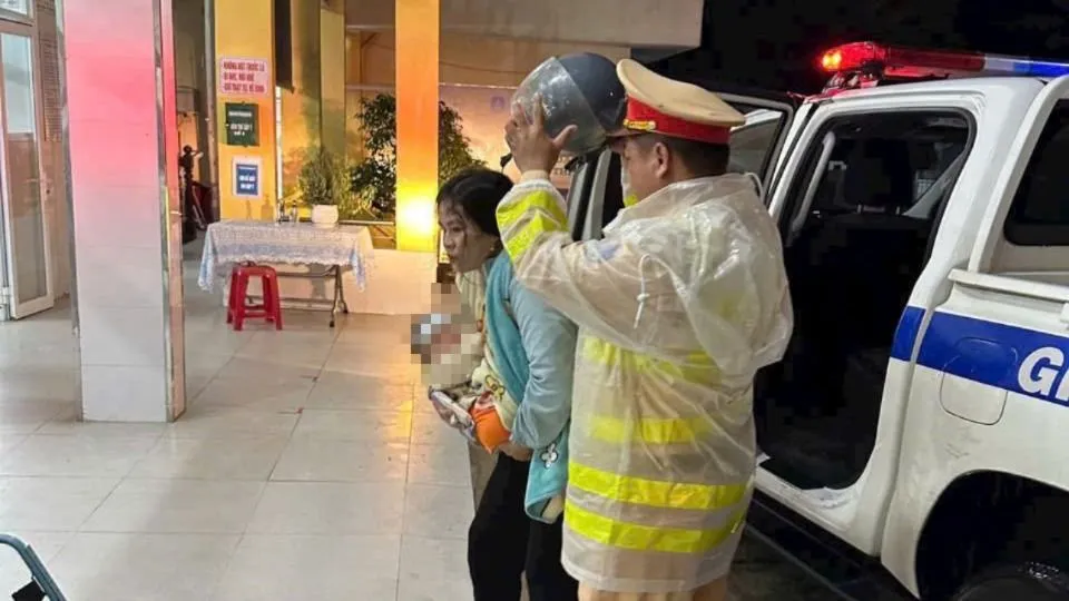 CSGT dùng xe đặc chủng đưa em bé vào viện cấp cứu trong đêm khuya. Ảnh: CSGT