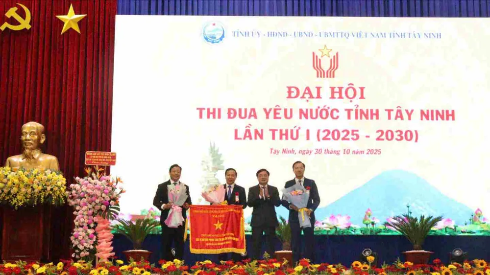 Lãnh đạo tỉnh Tây Ninh đón nhận Cờ thi đua của Chính phủ