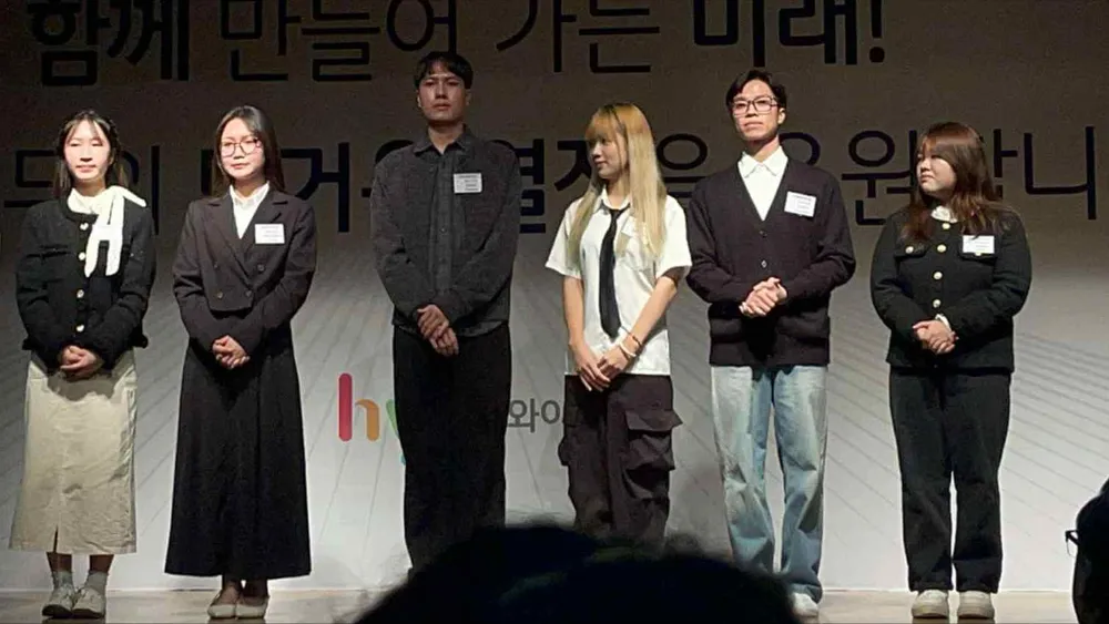 Lê Thị Thùy Linh và Nghiêm Phương Dung (thứ 1 và thứ 2 từ trái sang) cùng các sinh viên tại lễ nhận học bổng toàn cầu Wooduk năm 2025