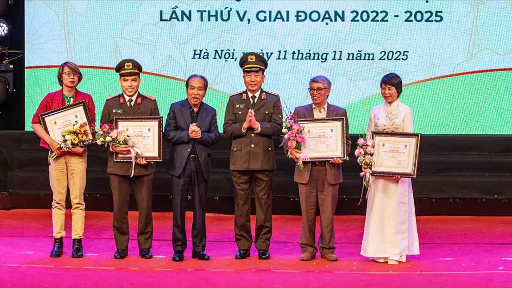 Trao giải A cho các tác giả đoạt giải của cuộc thi