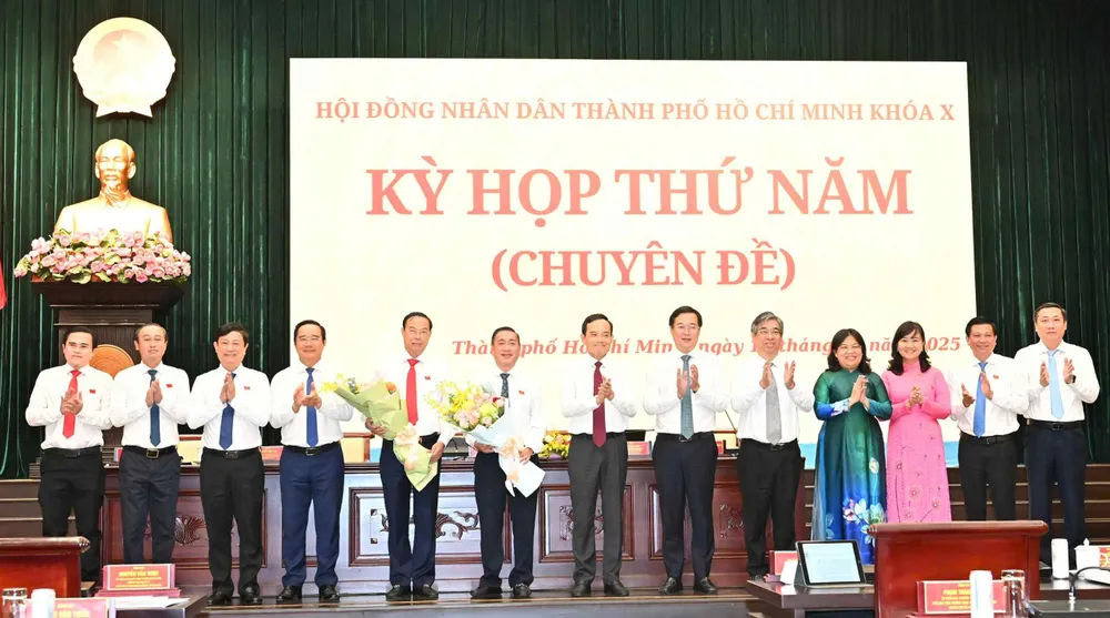 Lãnh đạo TPHCM tặng hoa cho đồng chí Nguyễn Văn Thọ và đồng chí Phạm Thành Kiên. Ảnh: VIỆT DŨNG