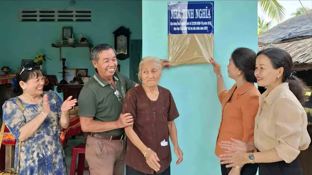 Đại diện bạn đọc cùng lãnh đạo chính quyền địa phương khánh thành, bàn giao căn nhà tình nghĩa cho bà Trần Thị Xệ