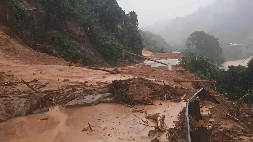 Điểm sạt lở trên đường Hồ Chí Minh, đoạn qua xã Khâm Đức. Ảnh: HỒ CÔNG ĐIỂM