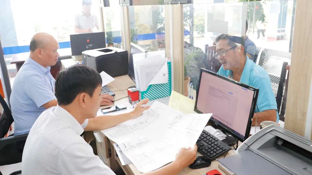 Công chức UBND phường An Phú Đông giải quyết thủ tục hành chính cho người dân