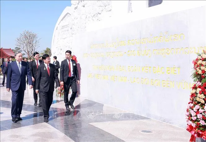 Tổng Bí thư Tô Lâm cùng Tổng Bí thư, Chủ tịch nước Lào Thongloun Sisoulith dự khánh thành Công viên Hữu nghị Lào - Việt Nam. Ảnh: TTXVN
