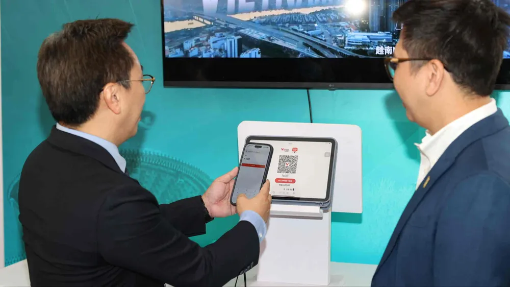 Du khách Trung Quốc quét mã VIETQRGlobal để thanh toán tại Việt Nam2.jpg