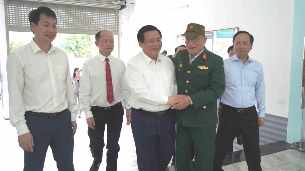 Đồng chí Nguyễn Xuân Thắng cùng đoàn đã tới thăm, tặng quà ông Đậu Hữu Ngạn