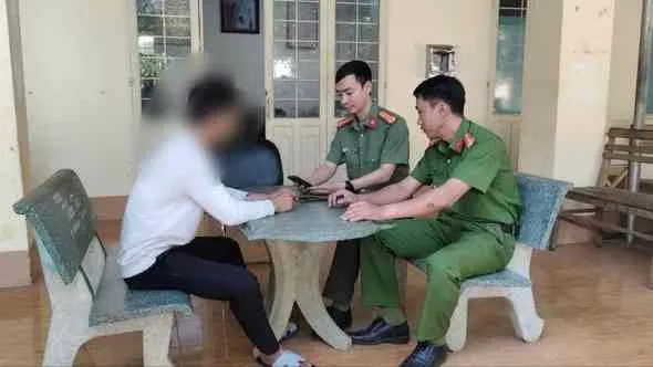 Công an làm việc với anh T.. Ảnh: CACC