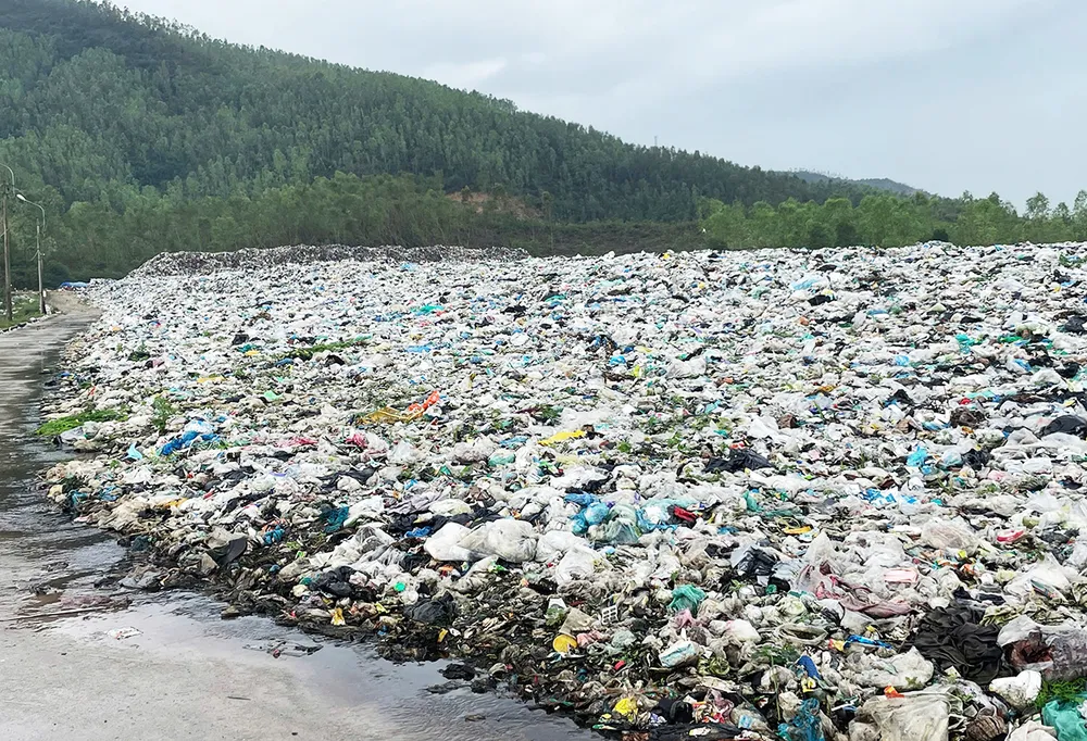 Khu vực bãi chôn lấp chất thải rắn Tây Sơn (xã Tây Sơn, Gia Lai) đầy rác thải, nước rỉ rác liên tục chảy ra ngoài